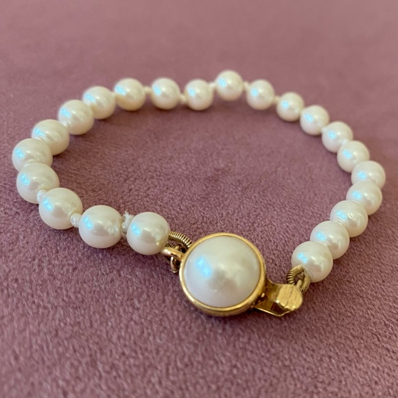 VINTAGE CAROLEE GOLD TONE PEARL BRACELET - Picture 6 of 10